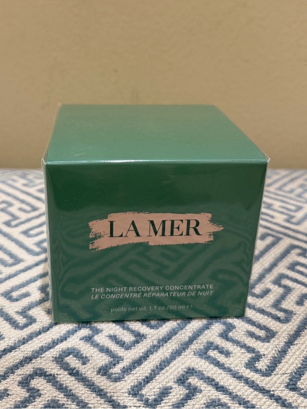 La Mer Night Recovery Concentrate - Green with Rose Gold Logo